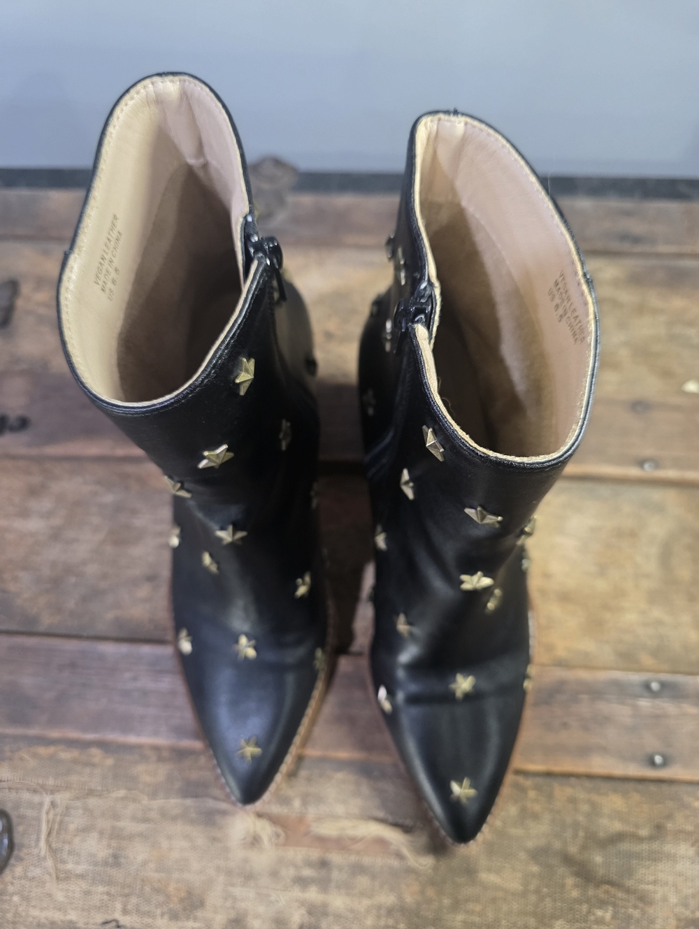 Oasis Society Audrie Star Studded Western Side Zip Vegan Leather Booties. 6.5 - Picture 4 of 12